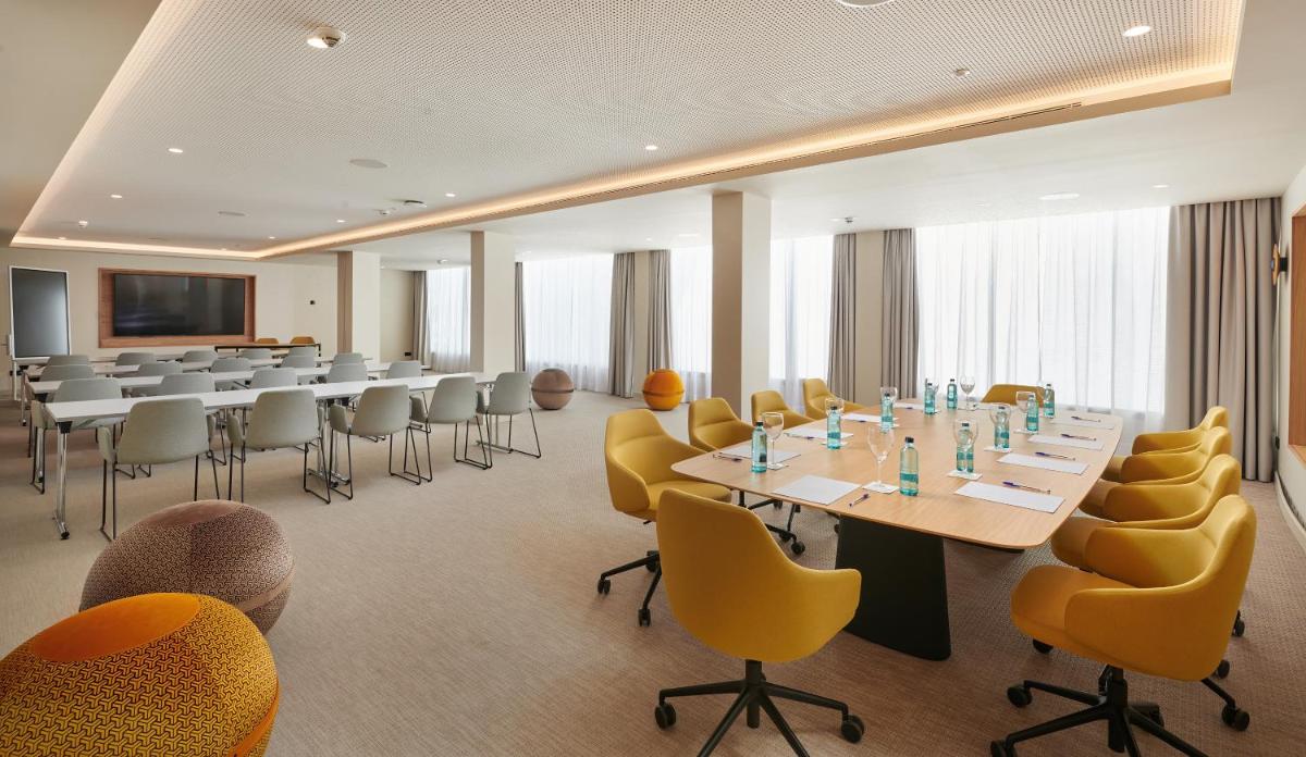 Una sala de conferencias con mesas largas y sillas amarillas. en Protur Sa Coma Playa Hotel & Spa, en Sa Coma 98 fotos más