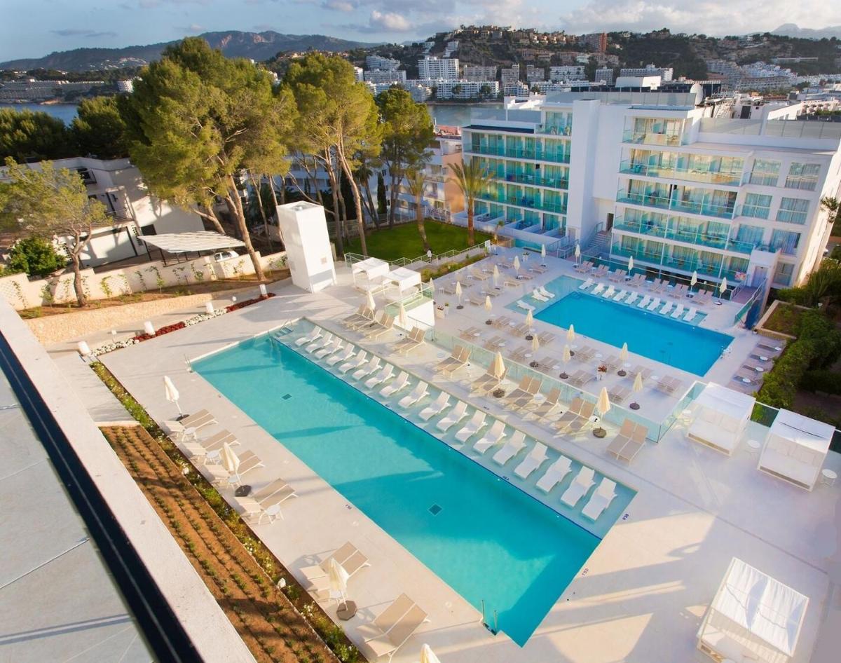 Una vista aérea de un hotel con piscina y sillas. en Reverence Life Hotel - Adults Only, en Santa Ponsa