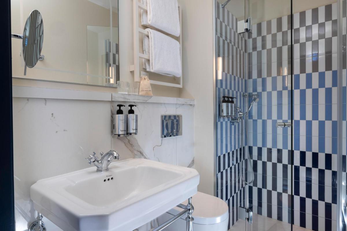 une salle de bain avec un lavabo et une douche dans l'établissement Hôtel Filigrane & Spa, à Paris 41 autres photos