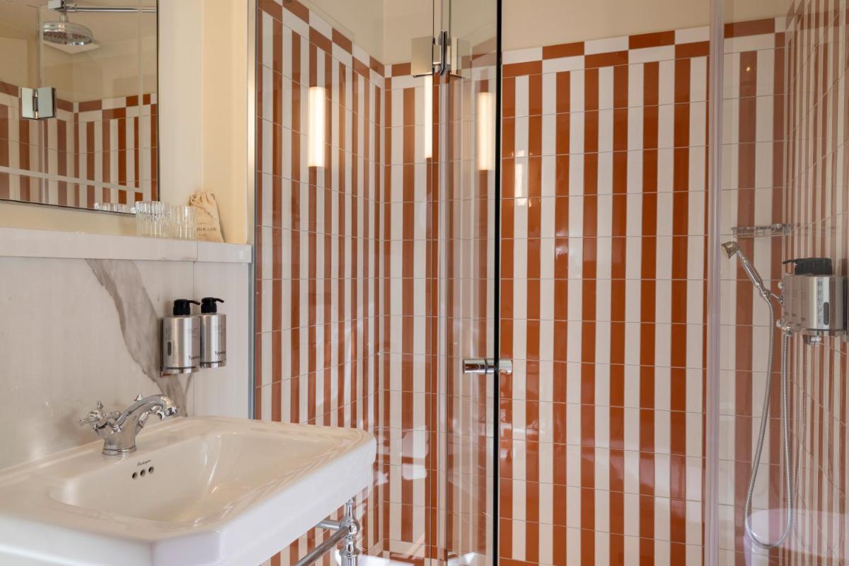 Salle de bains dans l'établissement Hôtel Filigrane & Spa