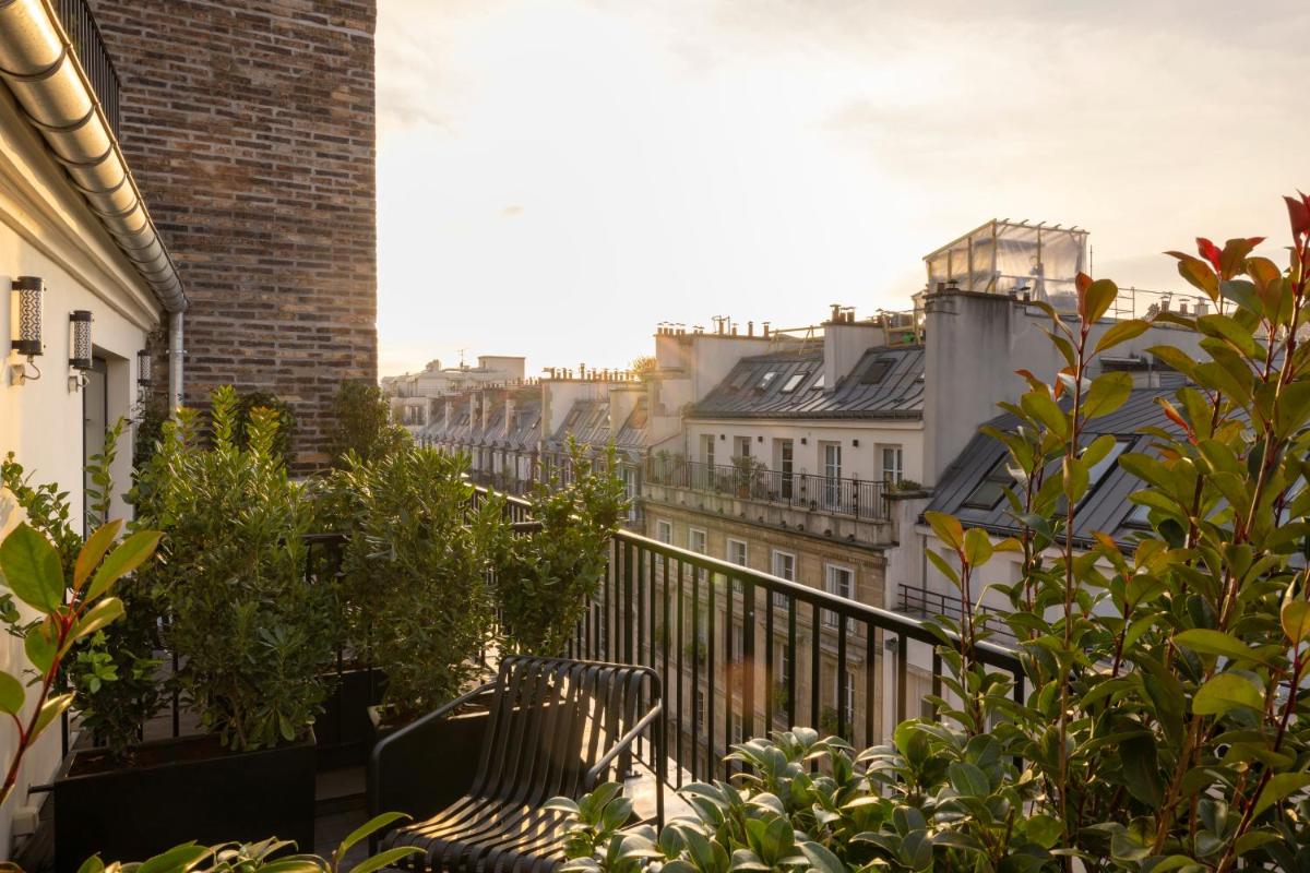 d'un balcon avec vue sur les bâtiments et les arbres. dans l'établissement Hôtel Filigrane & Spa, à Paris