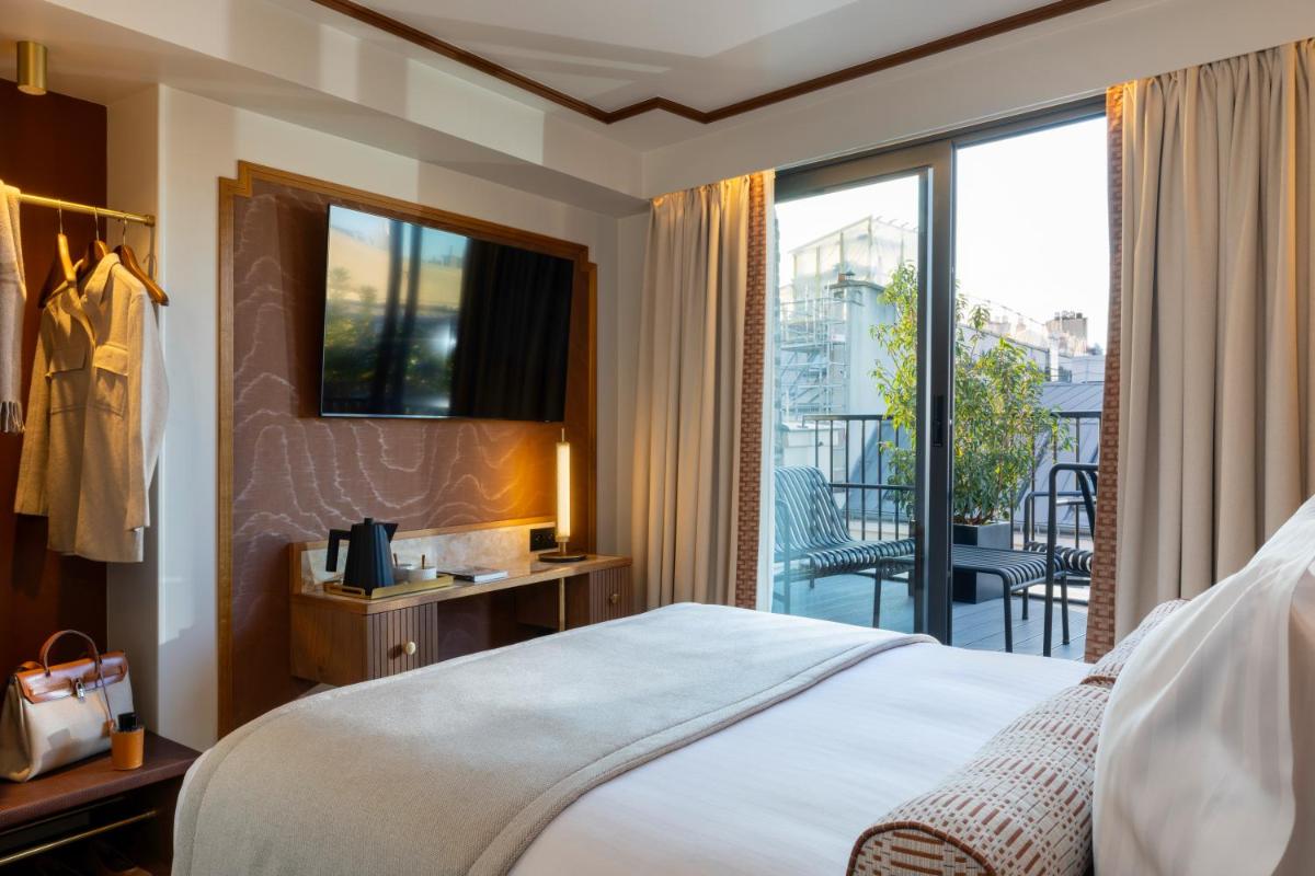 une chambre avec un lit et un balcon dans l'établissement Hôtel Filigrane & Spa, à Paris