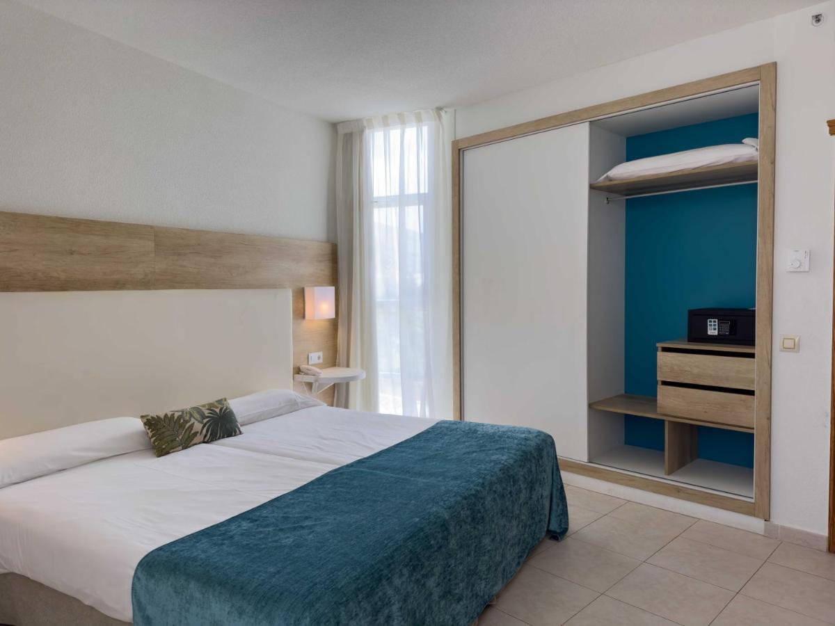 Un dormitorio con una cama y una ventana grande. en Gara Suites Golf & Spa, en Playa de las Américas 97 fotos más