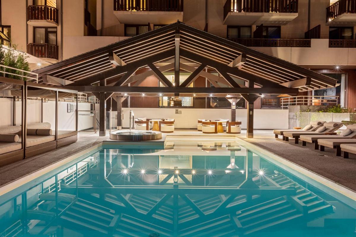 Piscine de l'établissement Hôtel Les Aiglons Chamonix ou située à proximité