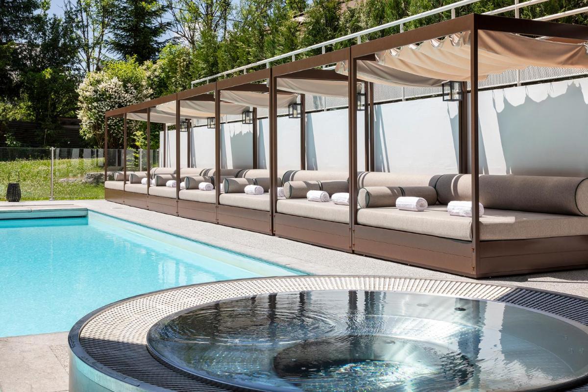 Piscine de l'établissement Hôtel Les Aiglons Chamonix ou située à proximité