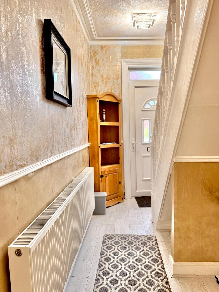 Full Home with Free Parking in Moss Bank near Cheetham Hill, Crumpsall, Manchester - Housity