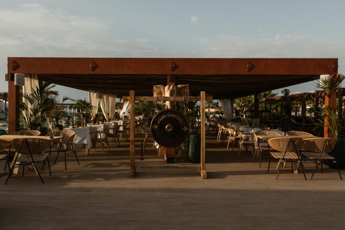 Un restaurante o sitio para comer en Lago Resort Menorca - Casas del Lago Adults Only