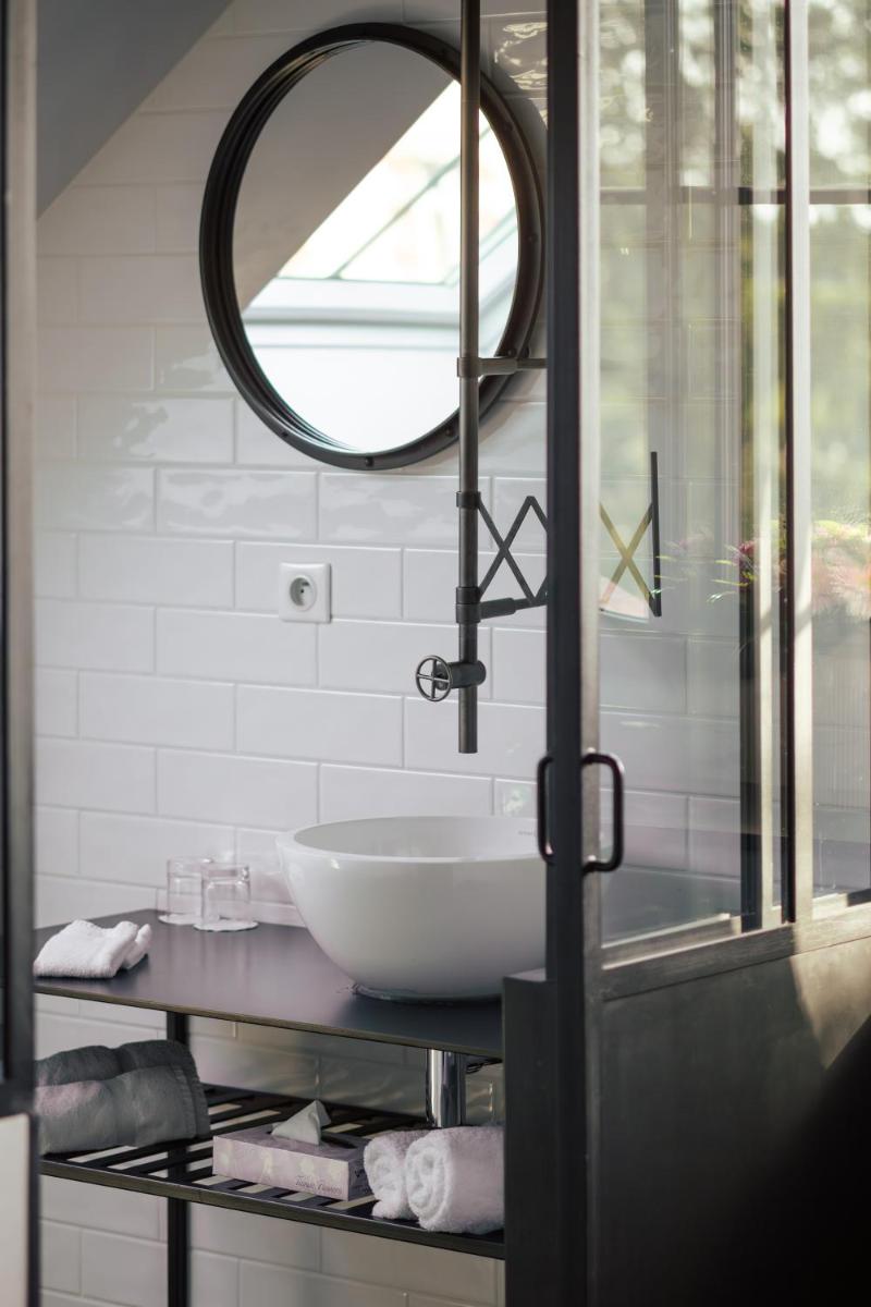 Salle de bains dans l'établissement Le Manoir de Kerbot