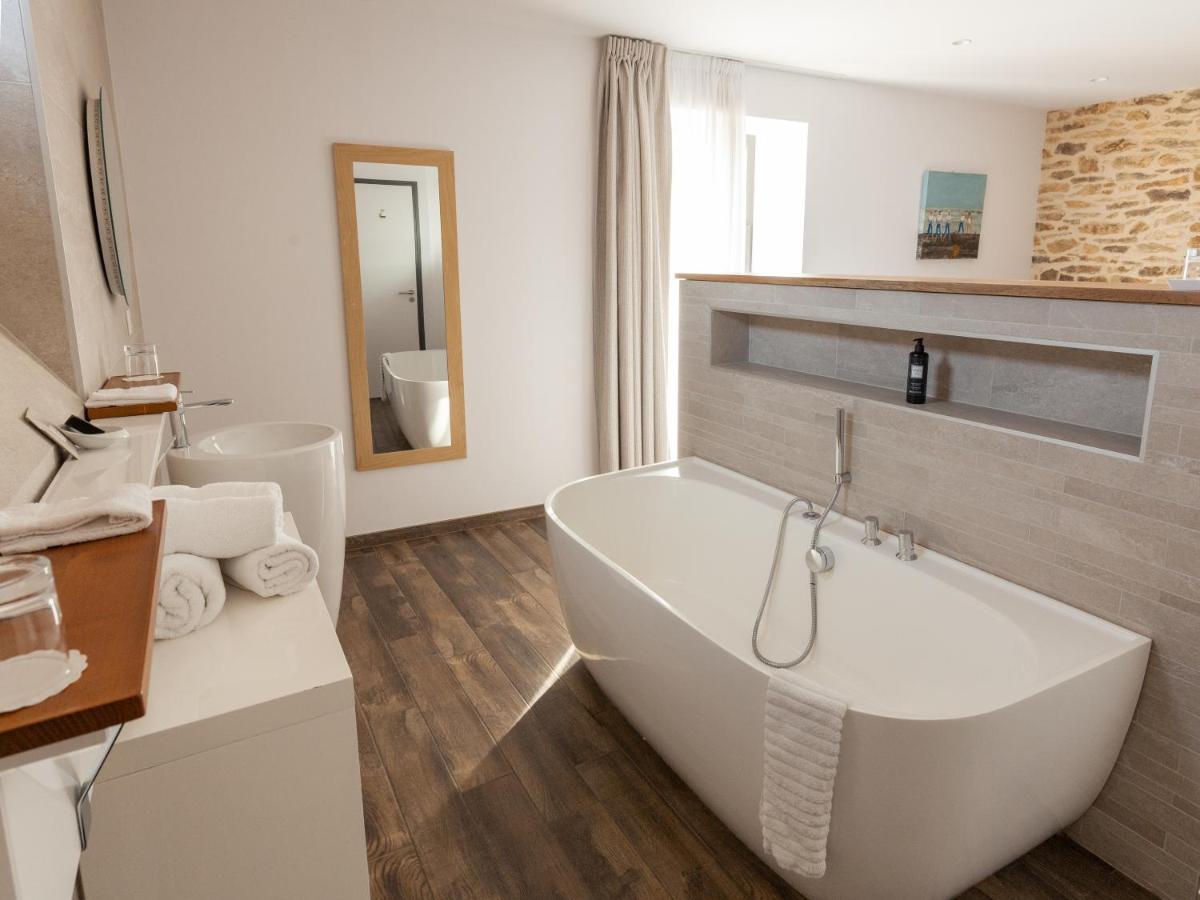 Salle de bains dans l'établissement Le Manoir de Kerbot