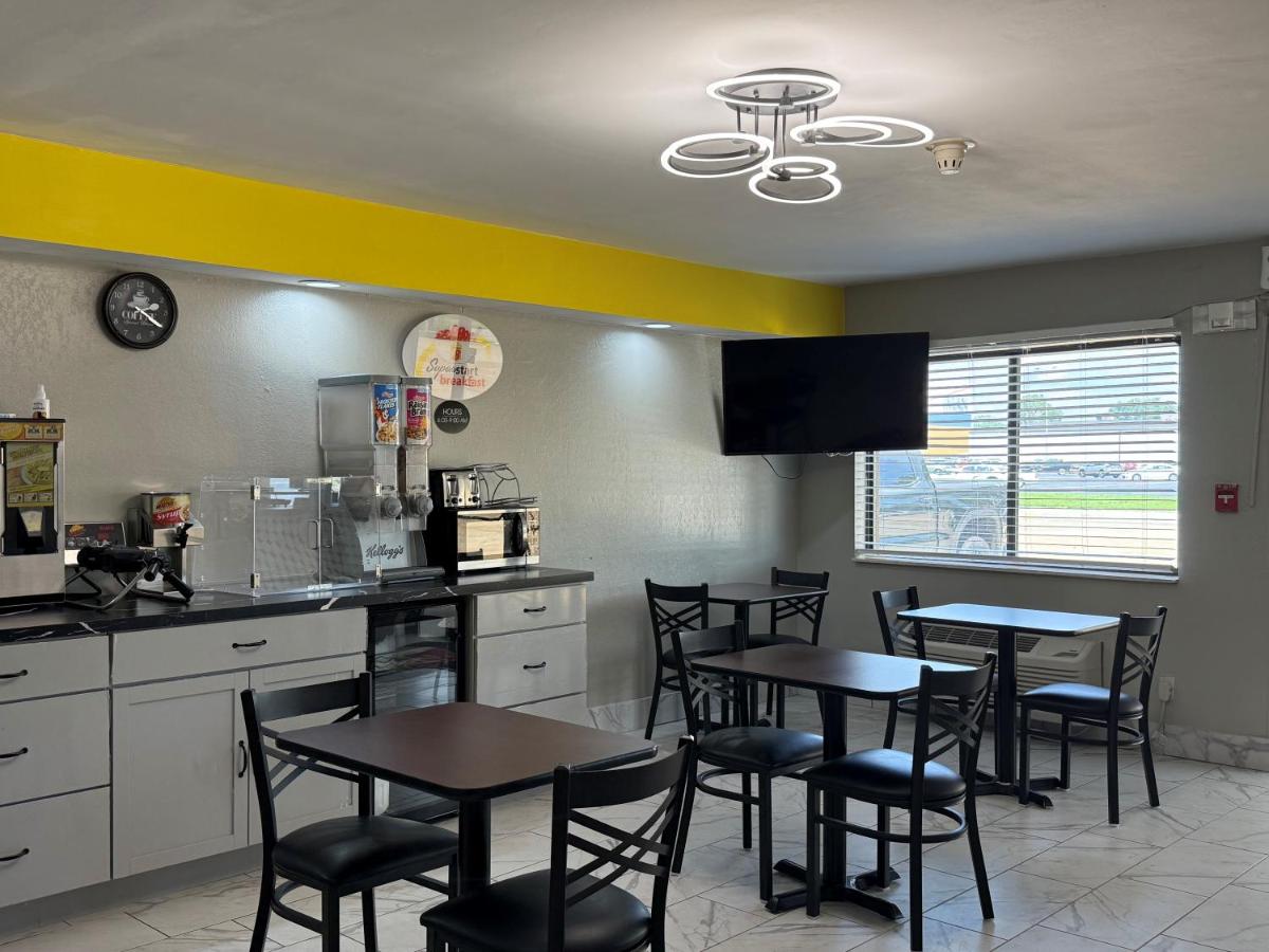 Super 8 by Wyndham Evansville East - Housity