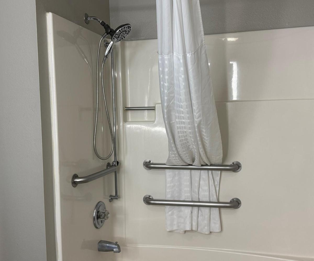 Super 8 by Wyndham Evansville East - Housity