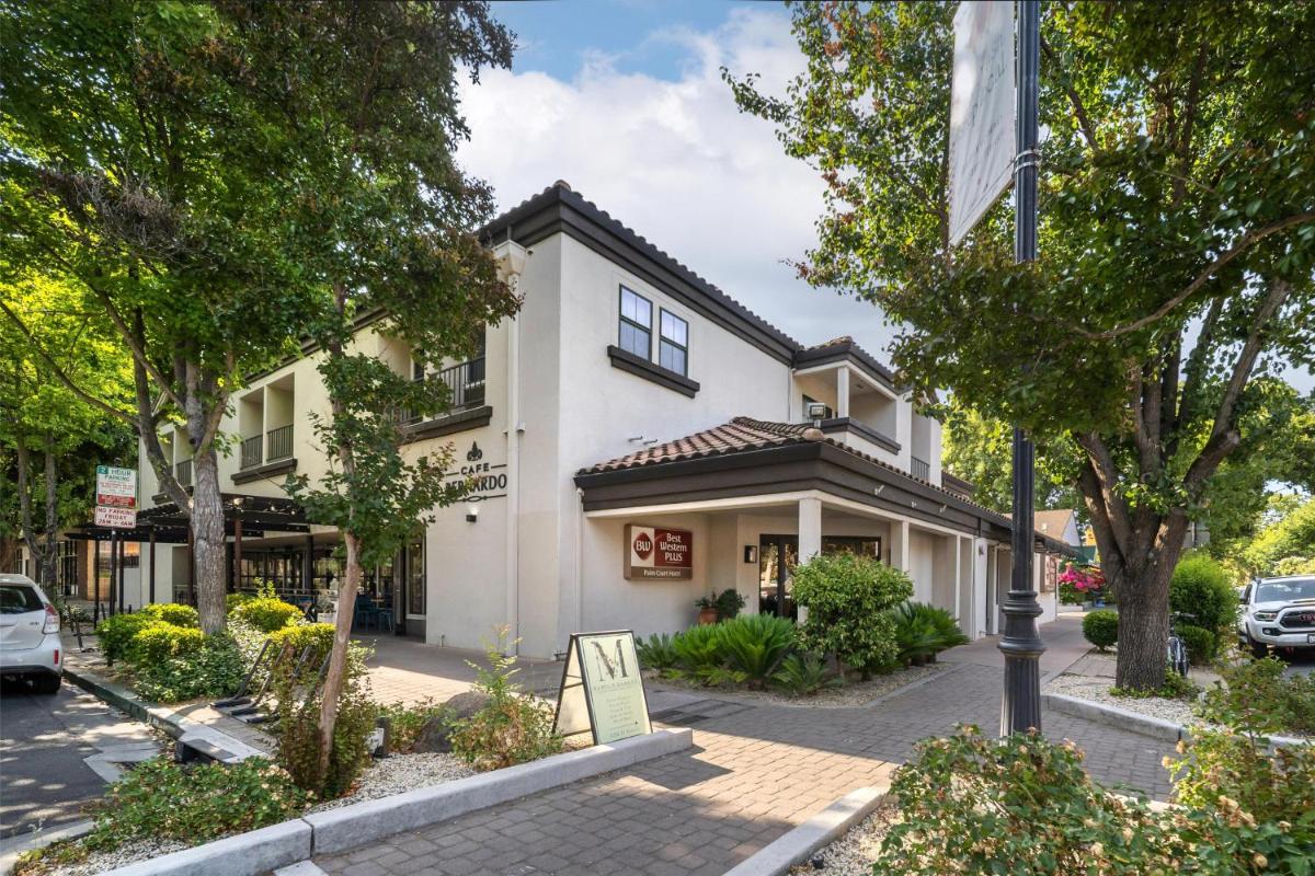 Best Western Plus Palm Court Hotel - Housity