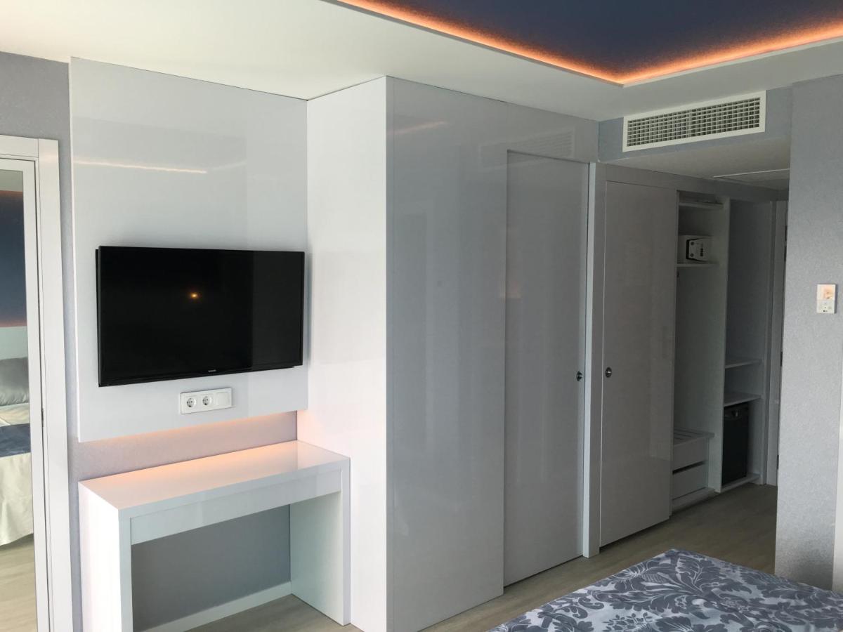 Una televisión o centro de entretenimiento en Masd Mediterraneo Hotel Apartamentos Spa