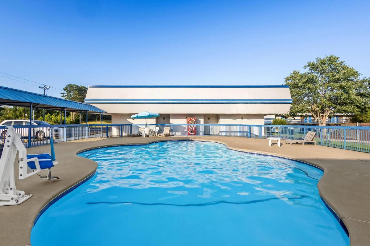 Super 8 by Wyndham Commerce - Housity