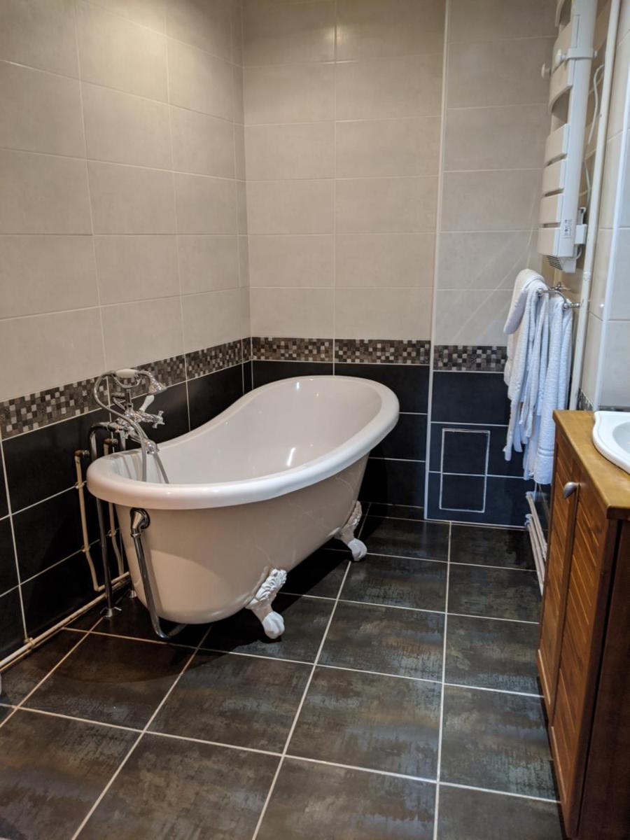 Salle de bains dans l'établissement Logis Hôtel Regina
