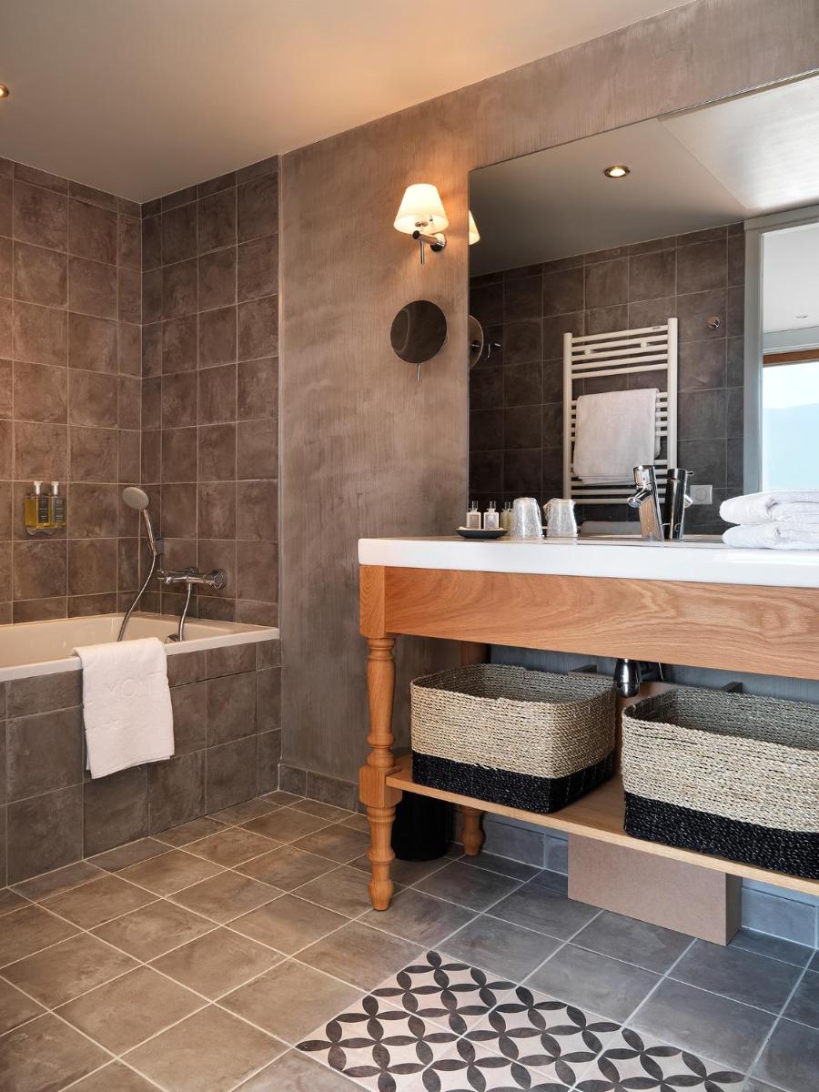 Salle de bains dans l'établissement Hôtel Beau Site Talloires B SPA