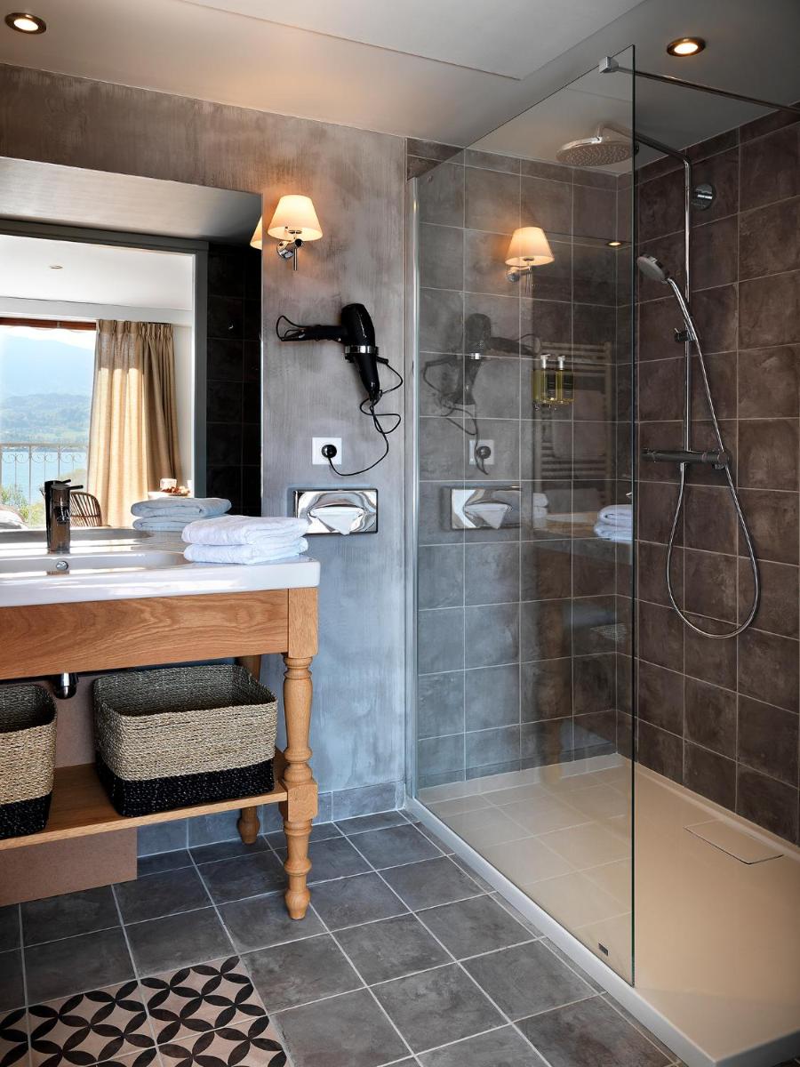 une salle de bain avec douche et lavabo dans l'établissement Hôtel Beau Site Talloires B SPA, à Talloires