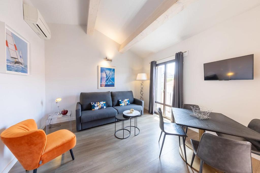 Télévision ou salle de divertissement dans l'établissement Hôtel & Spa Le Madeloc - Collioure Centre