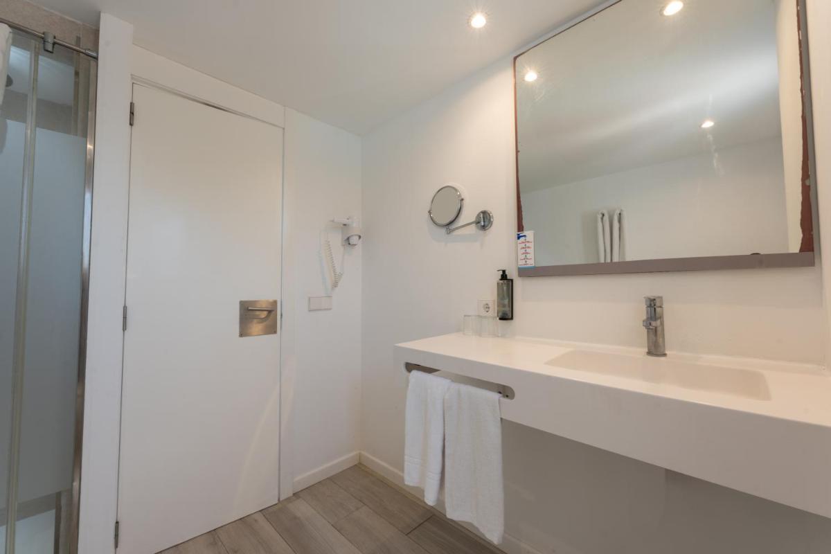 Un baño de Hotel Club Es Talaial