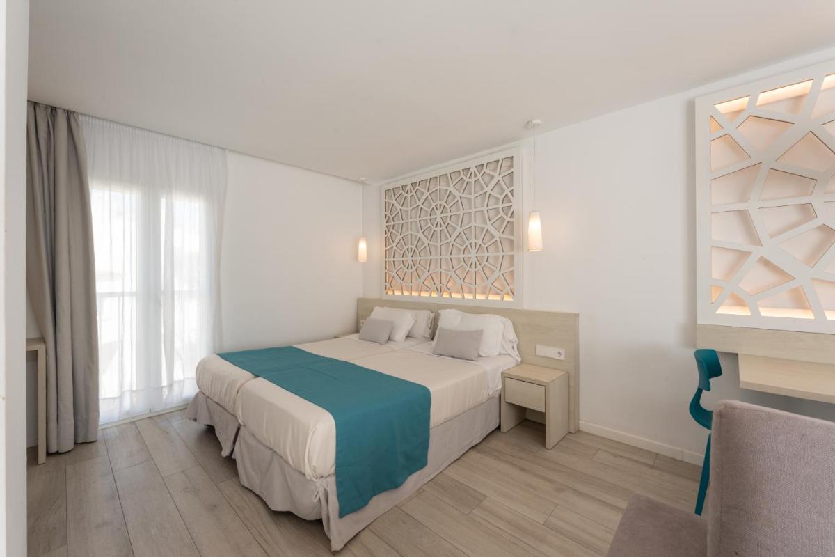 Cama o camas de una habitación en Hotel Club Es Talaial