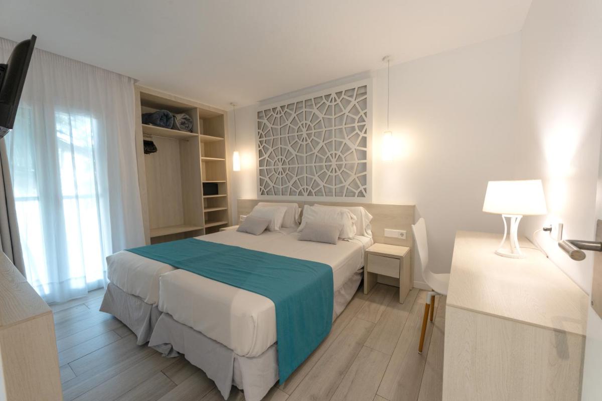Cama o camas de una habitación en Hotel Club Es Talaial