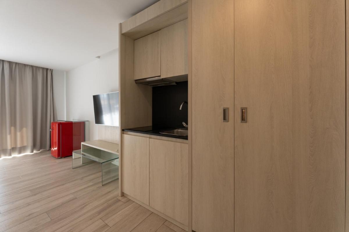 Una televisión o centro de entretenimiento en Hotel Club Es Talaial
