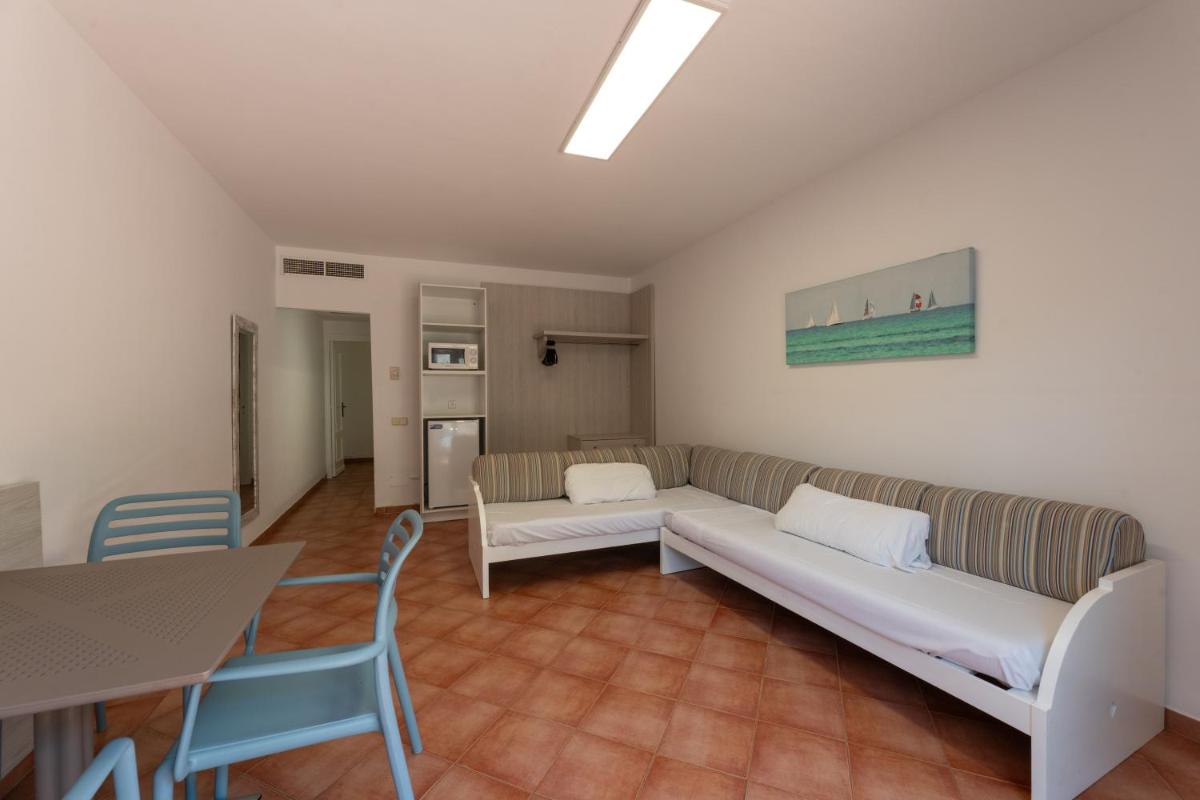 Zona de estar de Hotel Club Es Talaial