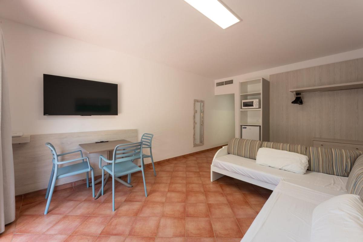 Una televisión o centro de entretenimiento en Hotel Club Es Talaial