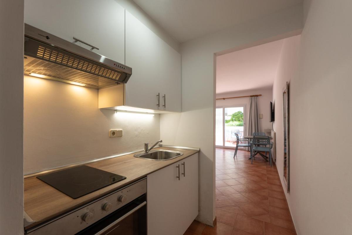 Una cocina o zona de cocina en Hotel Club Es Talaial