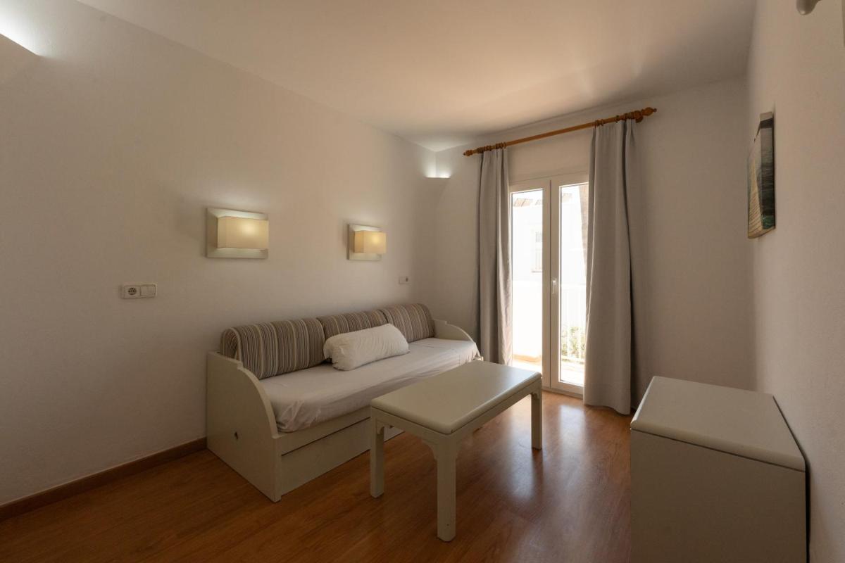 Cama o camas de una habitación en Hotel Club Es Talaial