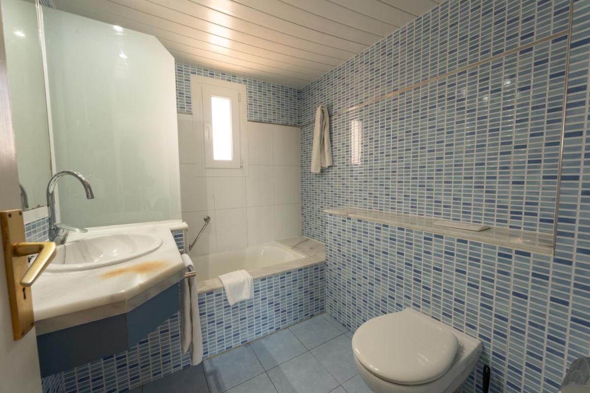 Un baño de Hotel Club Es Talaial
