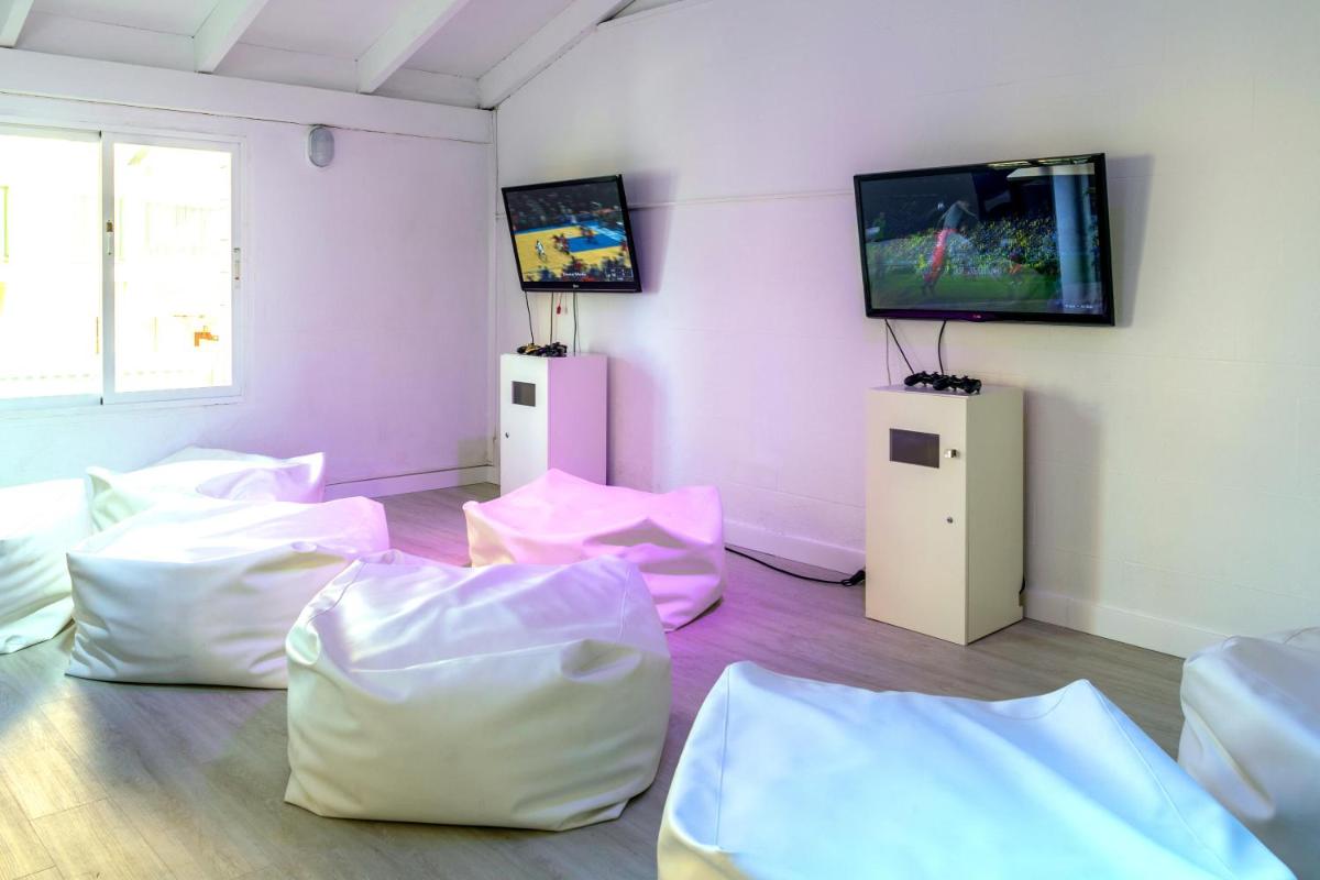 Una televisión o centro de entretenimiento en VIVA Cala Mesquida Resort & Spa