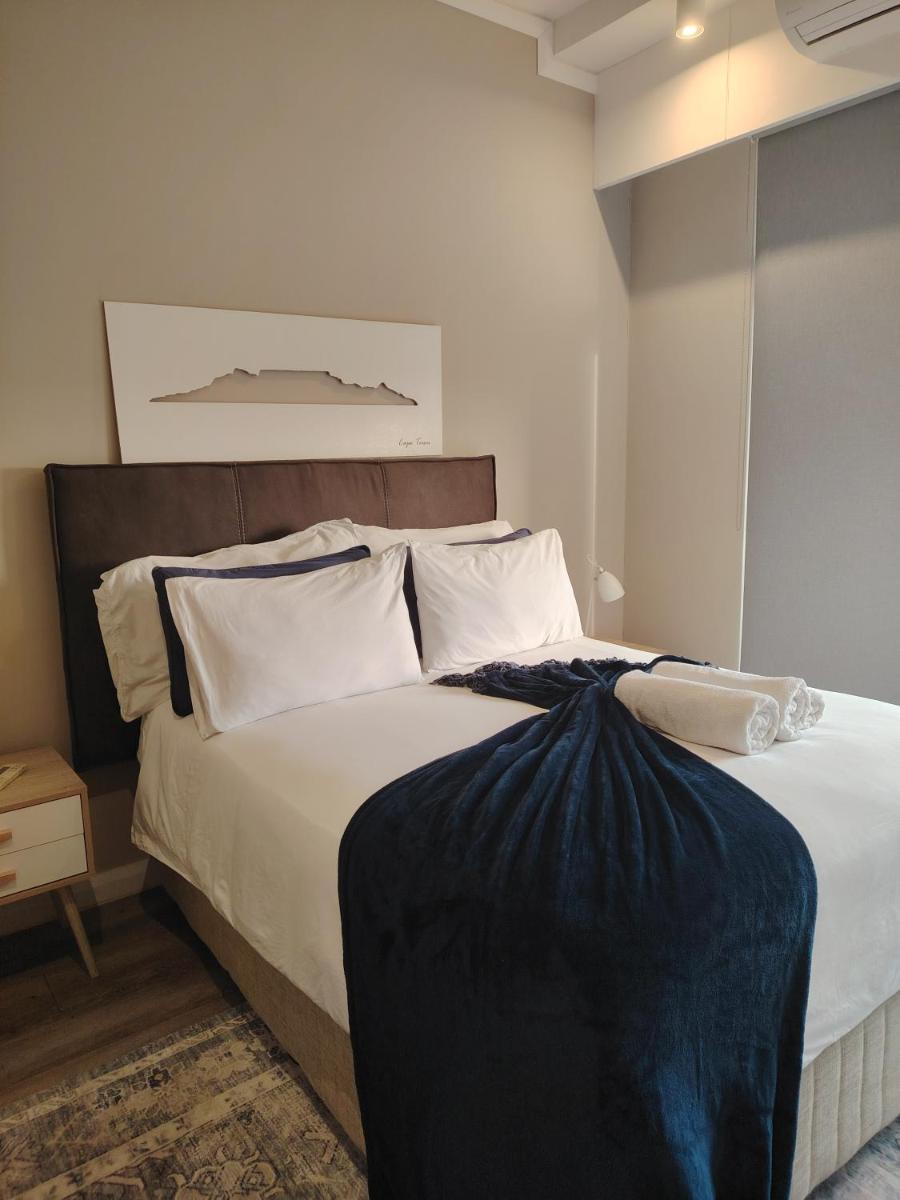 Menlyn Maine Trilogy Apartment 1010 - Hizvo