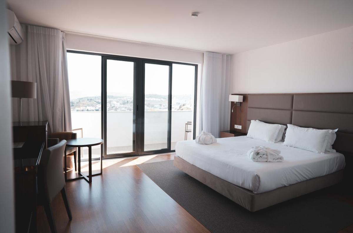 Uma cama ou camas num quarto em Hotel Freixo Douro Superior