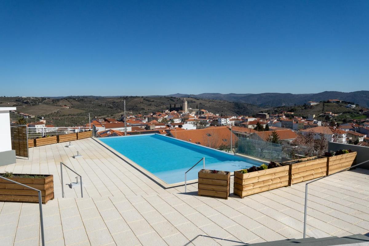 uma piscina no telhado de uma casa em Hotel Freixo Douro Superior em Freixo de Espada à Cinta