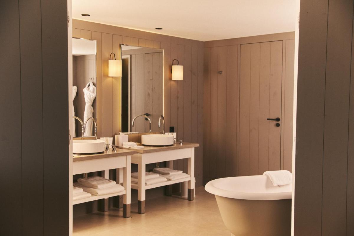 Salle de bains dans l'établissement Hôtel Plage Palace & Spa