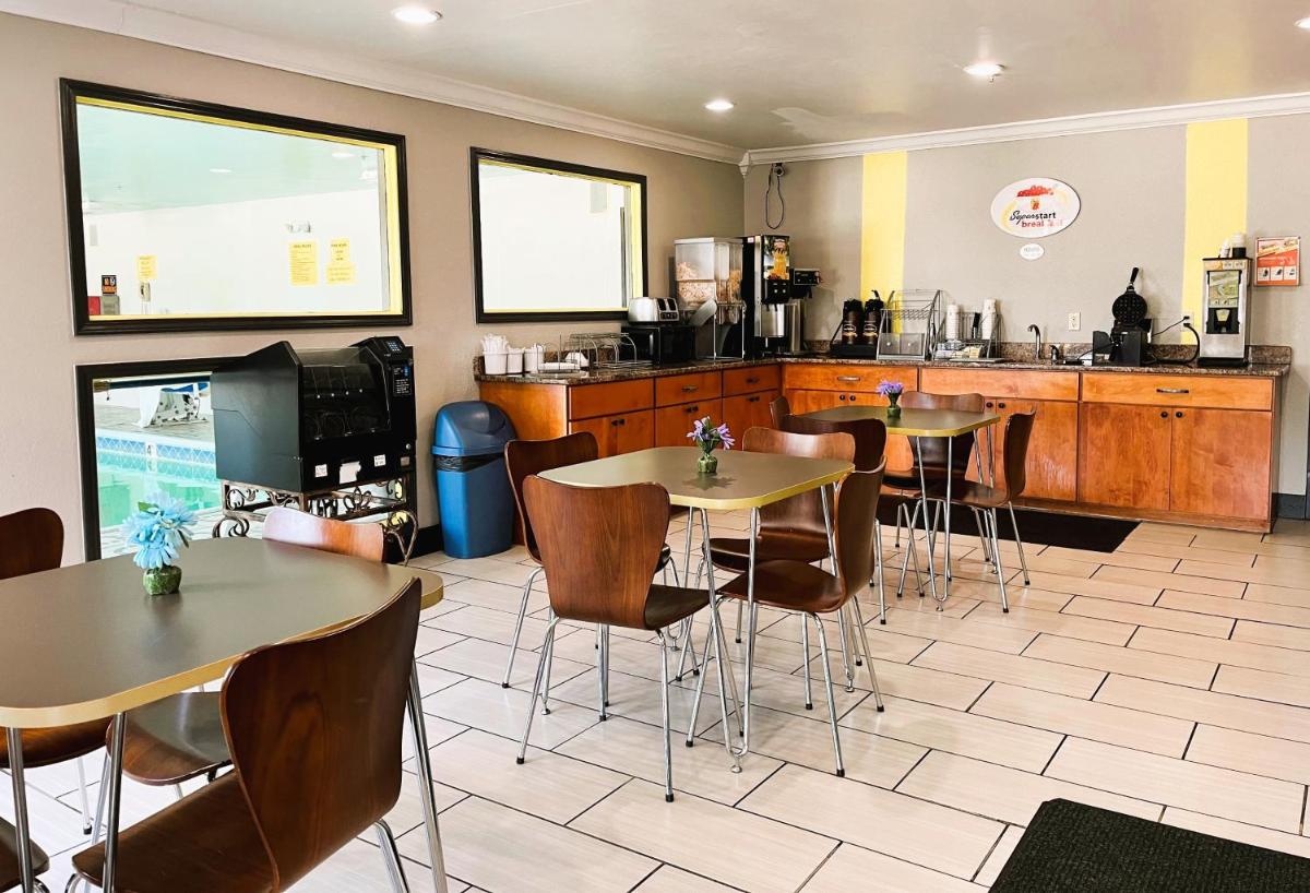 Super 8 by Wyndham Vincennes - Housity