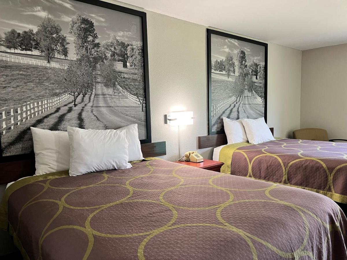 Super 8 by Wyndham Vincennes - Housity