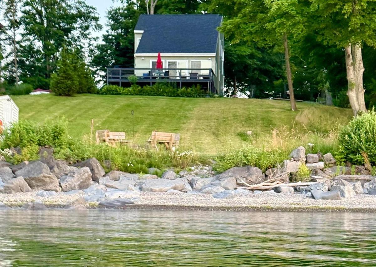 Lakefront Oak Cottage Hot Tub & Fire Pit - Housity