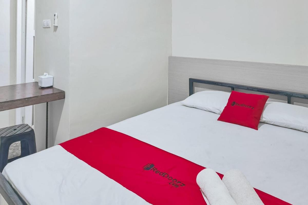 RedDoorz at Guest House A2 Near Rita Mall Tegal - Housity