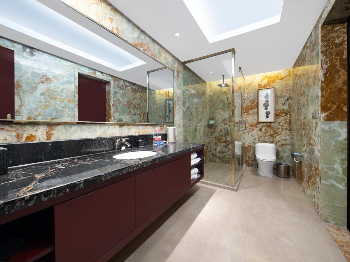 Days Hotel & Suites China Town - Very close to the Changsha Sation- Metro Line 2 & Line 6-Orange Island- Wuyi Square- Free Gym & Laundromat, 31st floor for Chinese and Western buffet - Housity