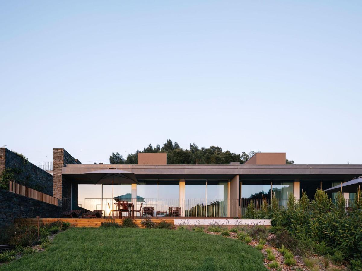 Um jardim no exterior de Octant Douro