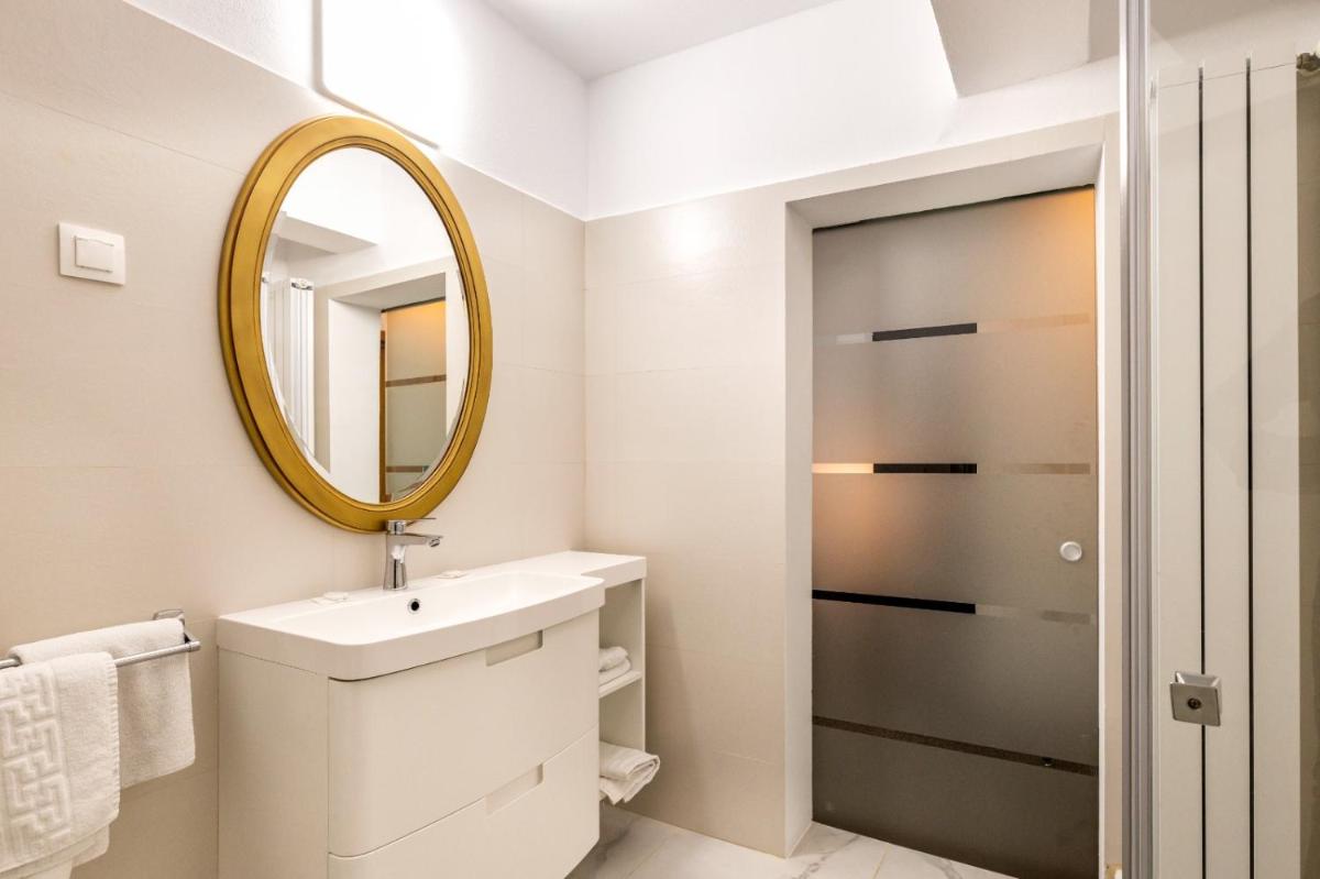 Hotel Cornul Vanatorului - Housity