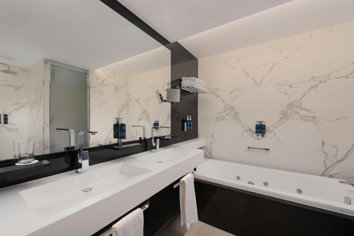 Un baño de Four Points by Sheraton Costa Blanca Resort