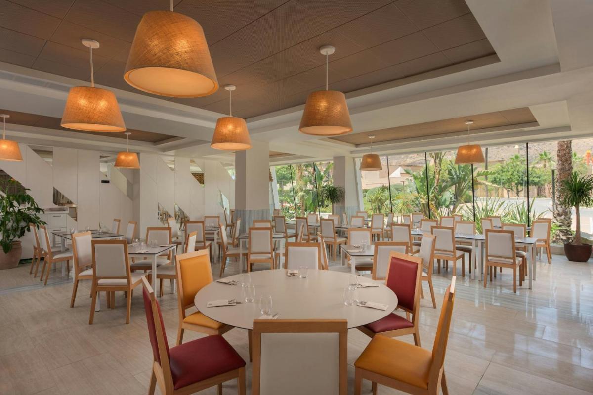 Un restaurante o sitio para comer en Four Points by Sheraton Costa Blanca Resort