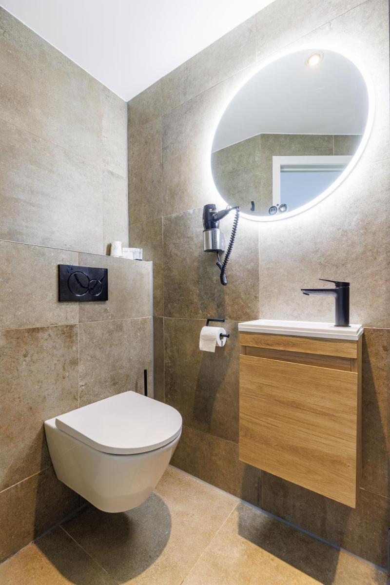 The Black Swan Hotel - Housity