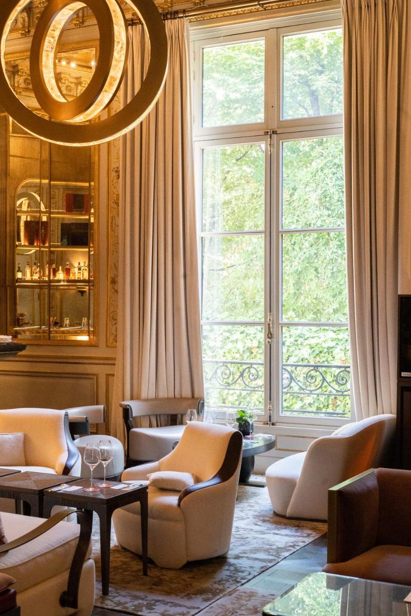 - un salon avec des chaises et une grande fenêtre dans l'établissement Maison Villeroy, à Paris