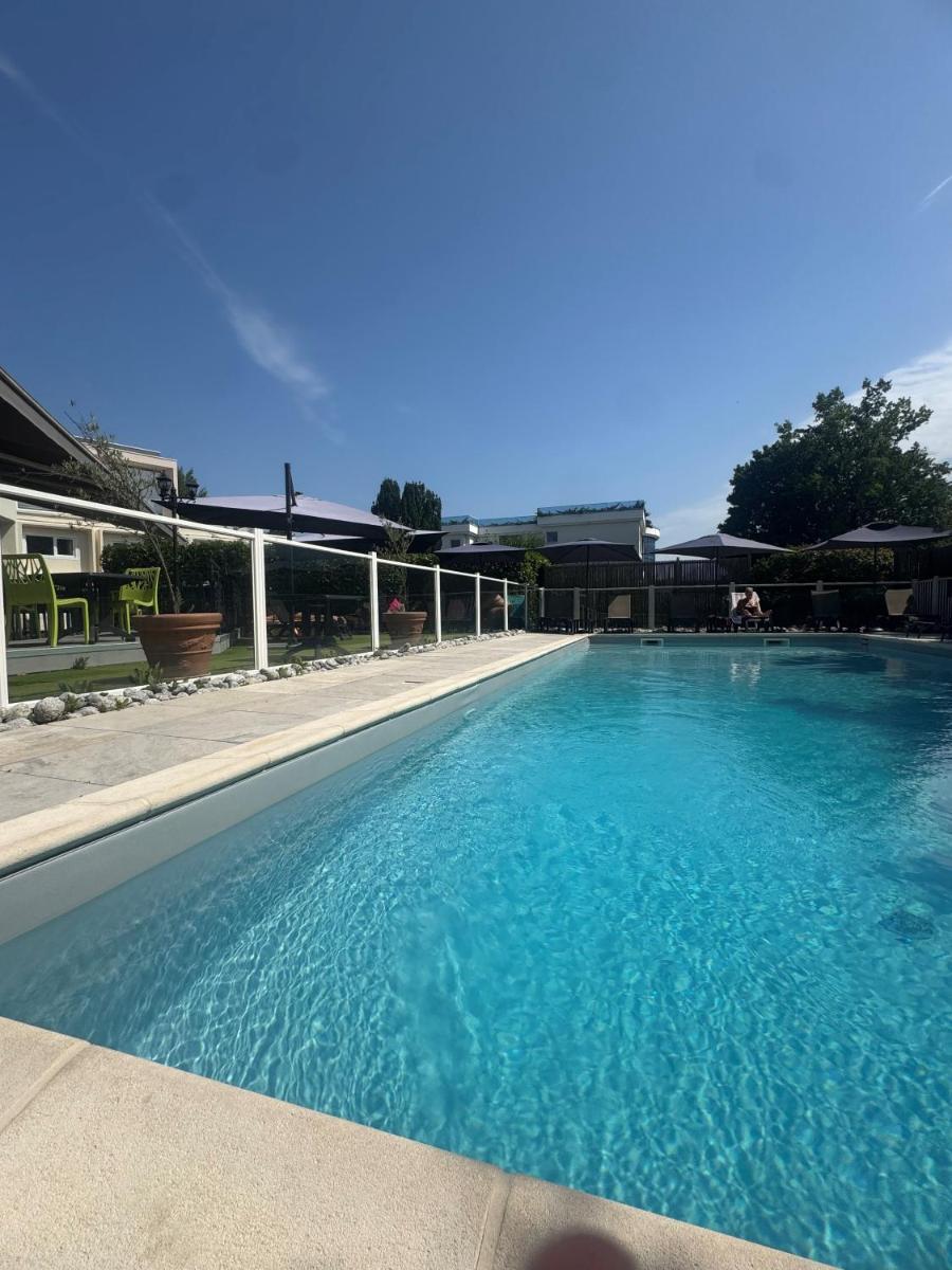 Piscine de l'établissement Mercure Annecy Sud ou située à proximité