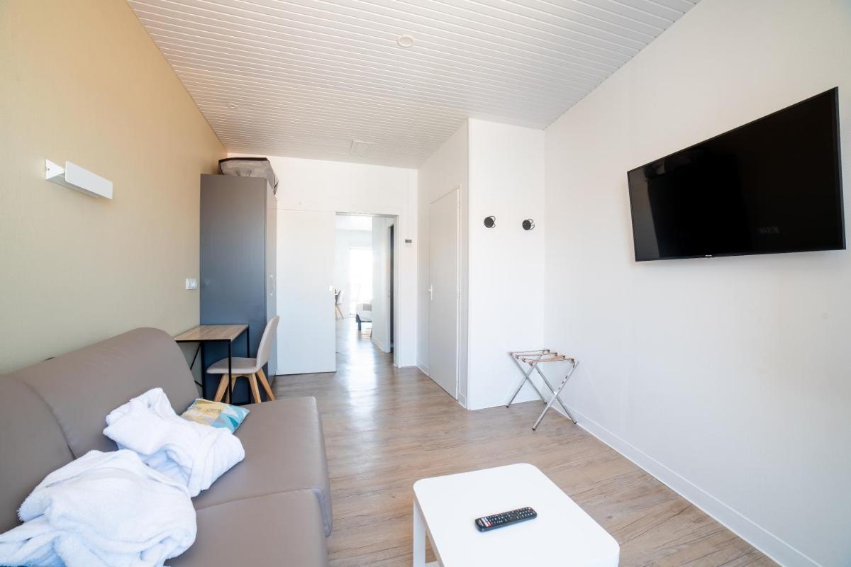 Télévision ou salle de divertissement dans l'établissement Hotel Les Dunes