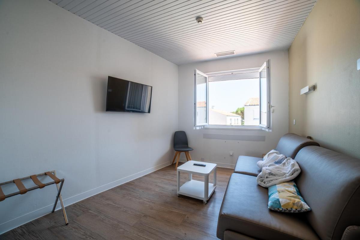 Télévision ou salle de divertissement dans l'établissement Hotel Les Dunes